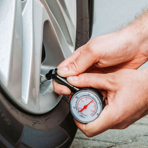 55779 • Analógový merač tlaku v pneumatikách