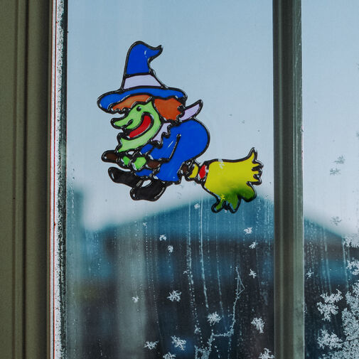 58107A • Halloweenska dekorácia na okno - farebná čarodejnica