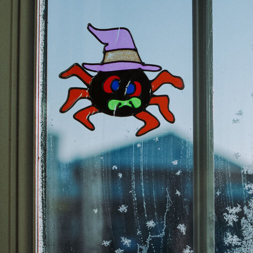 58107D • Halloweenska dekorácia na okno - farebný, trblietavý pavúk