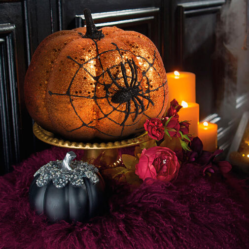 58179A • Halloweenska tekvicová dekorácia - oranžové glitre - s pavučinou - 15 cm