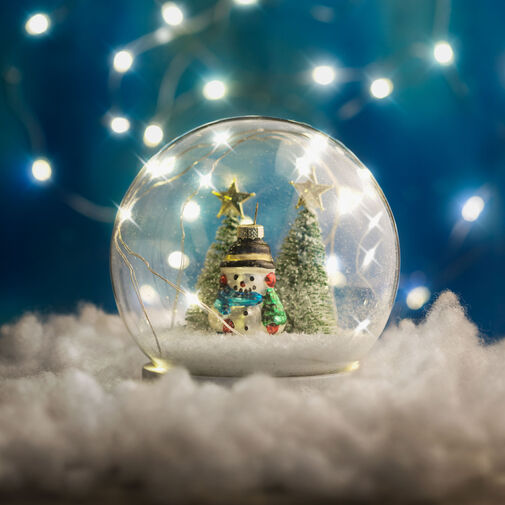 58749 • Vianočná LED snehová guľa - snehuliak so stromom