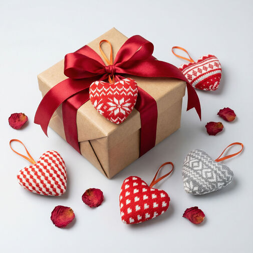 59508 • Mini textilná dekoračná poduška – srdce – s pútkom na zavesenie – 12 x 5 x 11 cm – 5 druhov