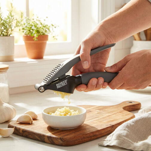 BS40884 • Baker's Secret – lis na cesnak – nerezová oceľ – 18,5 cm